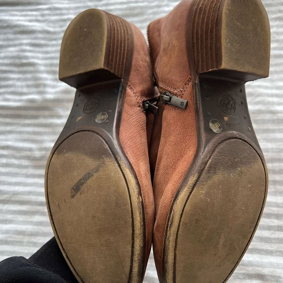 LUCKY BRAND Tan Suede Ankle Booties, size 9.5 - Picture 3 of 3